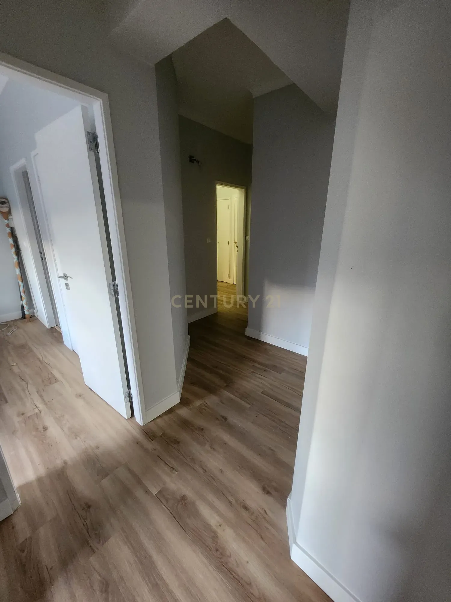 Apartamento Moderno em Setúbal com Vista para a Cidade e Montanha - Image 16